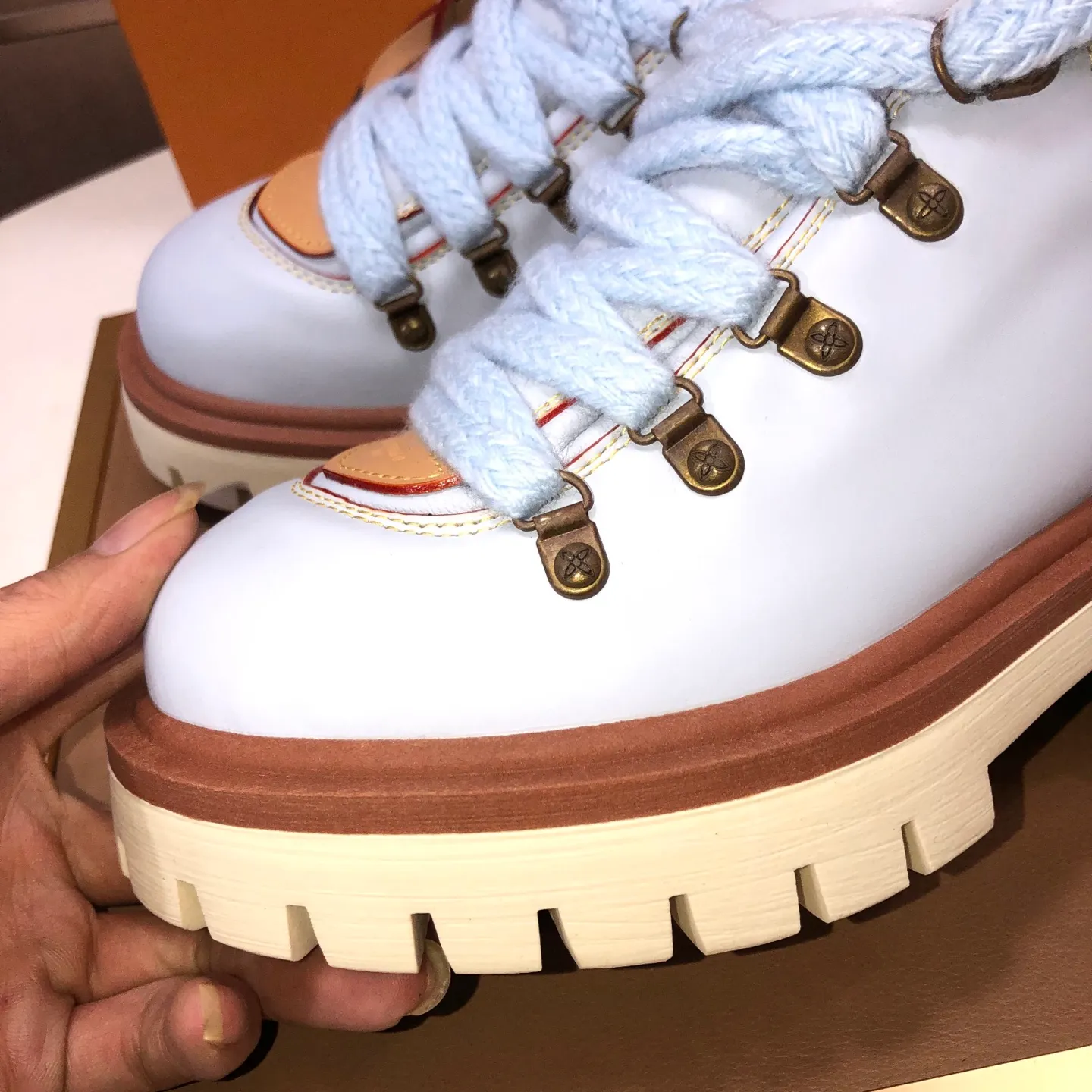 Men's shoes 💰660💰 LV Louis Vuitton 2025 autumn and winter new couple's new style, the original version is developed one to one, retro fashion, handsome and cool mountaineering derby shoes are out of stock 👍 💎 Material: imported first-layer cowhide 💎 Lining: imported lambskin 💎 Outsole: original molded TR non-slip sole 💎 Bottom height: 3.5cm 💎 Shoe size: 35-45 for both men and women